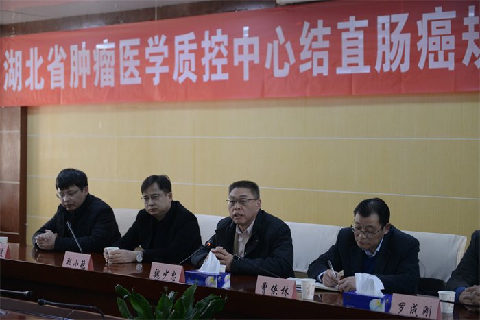 省“323”攻坚癌症防治办公室主任、省肿瘤医学质控中心主任魏少忠(右二)致辞.JPG 省“323”攻坚癌症防治办公室主任、省肿瘤医学质控中心主任魏少忠(右二)致辞.JPG