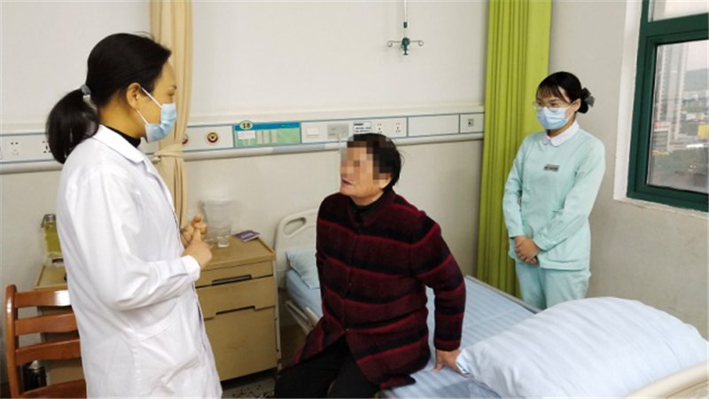 冯绣梅叮嘱吴奶奶出院后的康复注意事项,吴奶奶感激地拉着冯绣梅的手笑声爽朗……1.png 冯绣梅叮嘱吴奶奶出院后的康复注意事项,吴奶奶感激地拉着冯绣梅的手笑声爽朗……1.png