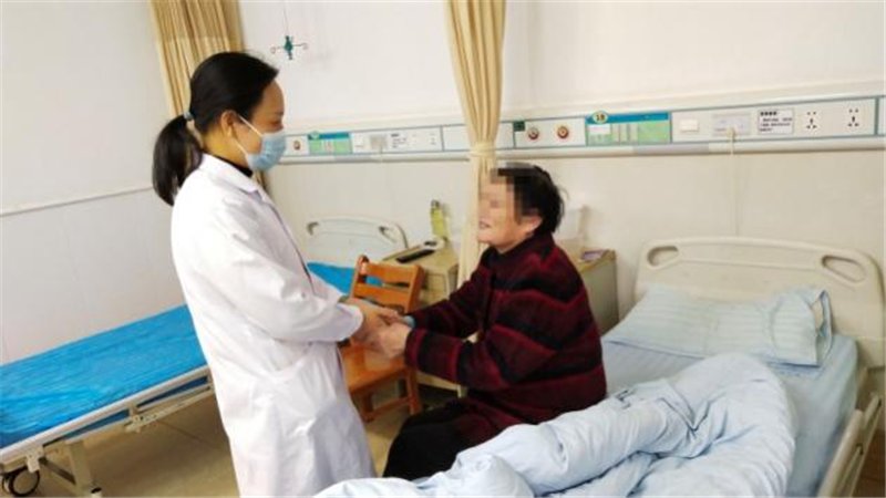 冯绣梅叮嘱吴奶奶出院后的康复注意事项,吴奶奶感激地拉着冯绣梅的手笑声爽朗……2.png 冯绣梅叮嘱吴奶奶出院后的康复注意事项,吴奶奶感激地拉着冯绣梅的手笑声爽朗……2.png