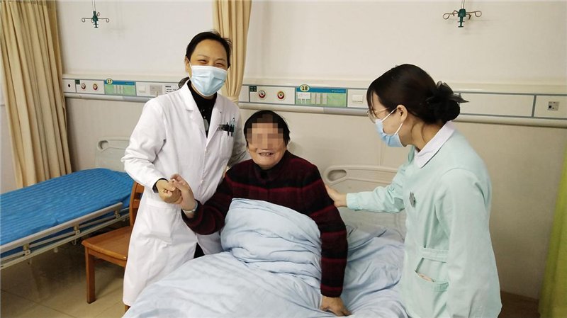 冯绣梅叮嘱吴奶奶出院后的康复注意事项,吴奶奶感激地拉着冯绣梅的手笑声爽朗……3.png 冯绣梅叮嘱吴奶奶出院后的康复注意事项,吴奶奶感激地拉着冯绣梅的手笑声爽朗……3.png