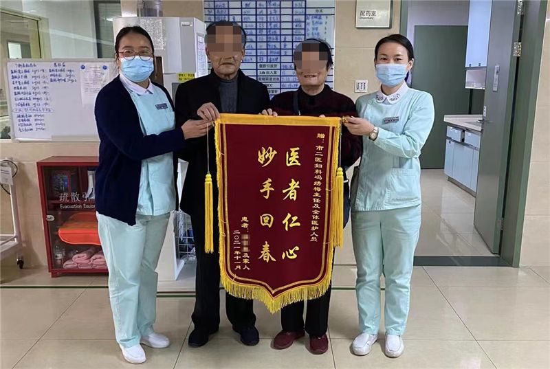 术后一周,吴奶奶与爱人送来一面锦旗以表谢意.png 术后一周,吴奶奶与爱人送来一面锦旗以表谢意.png