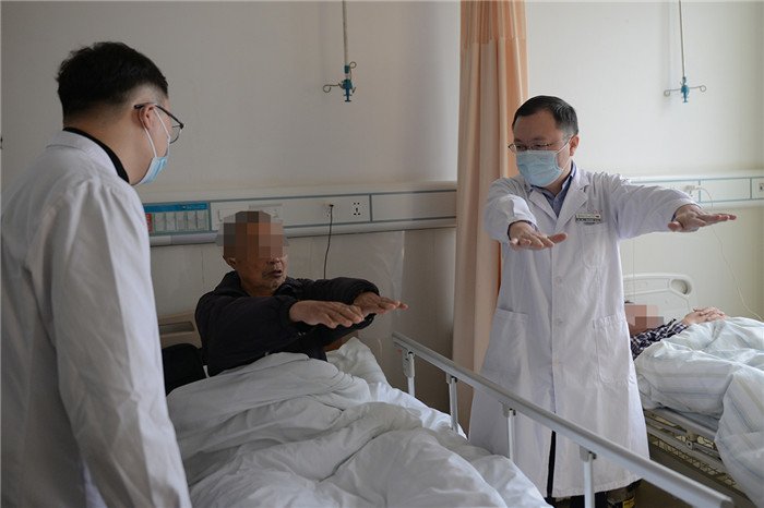 李威(右)查房,观察、测试王爹爹的上肢肌力及功能1.JPG 李威(右)查房,观察、测试王爹爹的上肢肌力及功能1.JPG