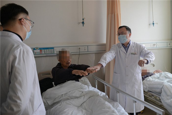 李威(右)查房,观察、测试王爹爹的上肢肌力及功能2.JPG 李威(右)查房,观察、测试王爹爹的上肢肌力及功能2.JPG