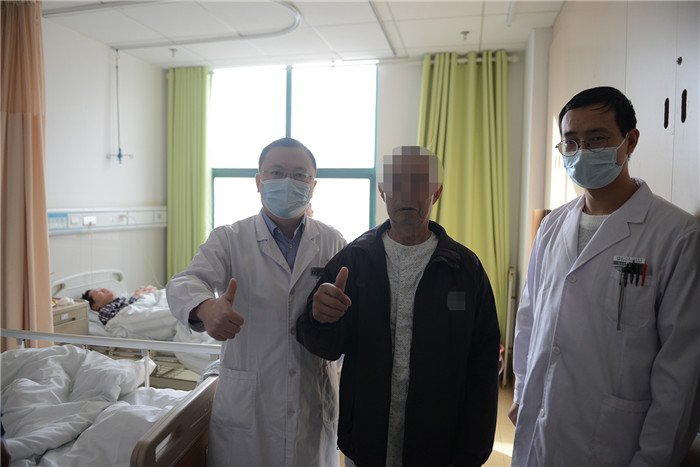 王爹爹正下床活动,见来查房的荆门二医神经介入科主任李威(左),便竖起了大拇指.JPG 王爹爹正下床活动,见来查房的荆门二医神经介入科主任李威(左),便竖起了大拇指.JPG