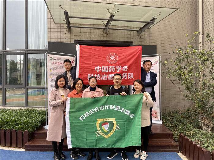 荆门二医药学部志愿者合影.jpg