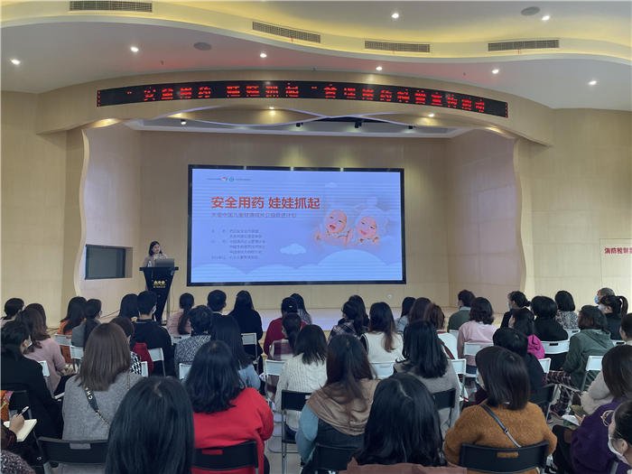药学部丁菲现场讲解家庭用药安全知识.jpg