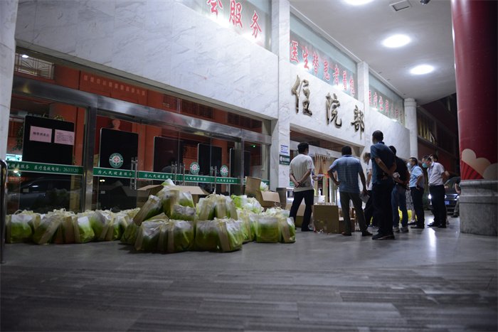2医疗物资分发现场.jpg
