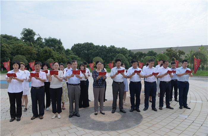 集体诵读党章.JPG 集体诵读党章.JPG