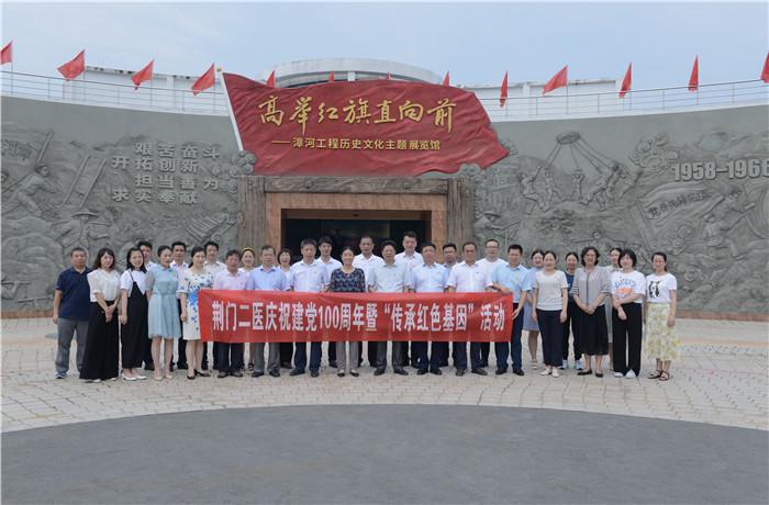 展览馆前合影.JPG 展览馆前合影.JPG