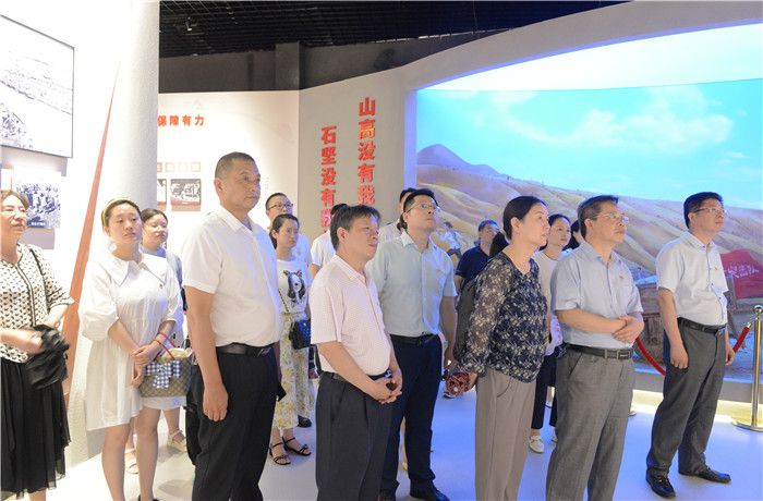 参观展览馆.JPG 参观展览馆.JPG