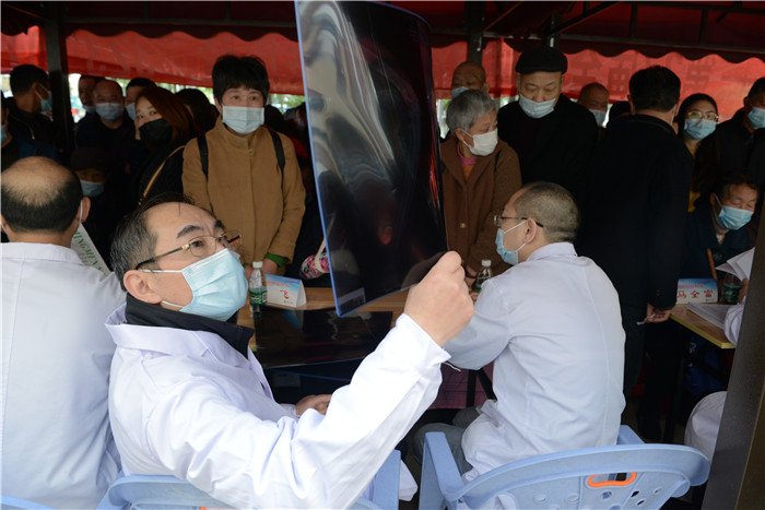 省专家义诊2.JPG 省专家义诊2.JPG