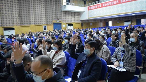 举手表决各项报告.jpg 举手表决各项报告.jpg