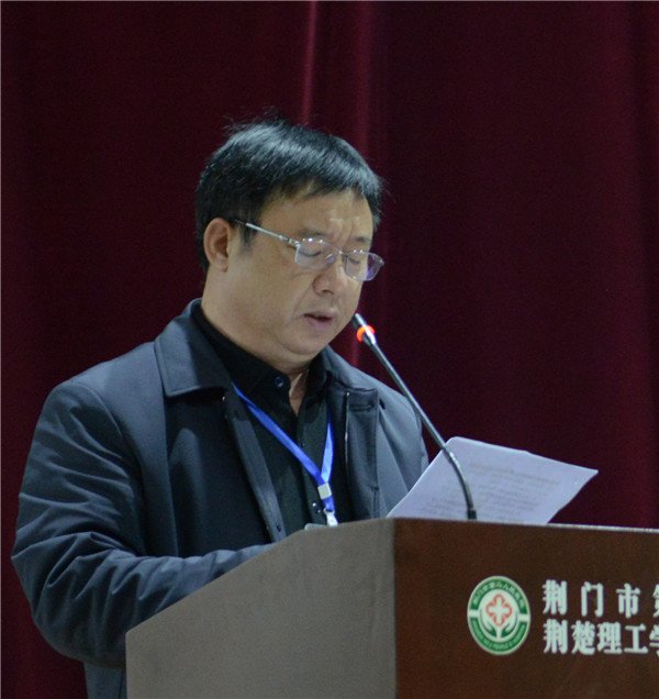 党委委员、副院长万有才宣读大会决议.jpg 党委委员、副院长万有才宣读大会决议.jpg