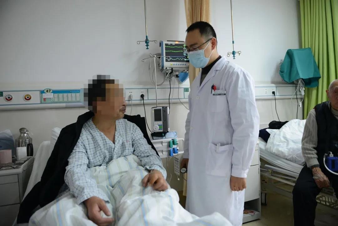 10日上午8时,全程参与救治的荆门二医心血管内一科主治医师翟天宋例行查房,坐在病床上的邹先生“恢复如常”,和妻子回忆起几小时之前的情形仍心有余悸。.jpg 10日上午8时,全程参与救治的荆门二医心血管内一科主治医师翟天宋例行查房,坐在病床上的邹先生“恢复如常”,和妻子回忆起几小时之前的情形仍心有余悸。.jpg