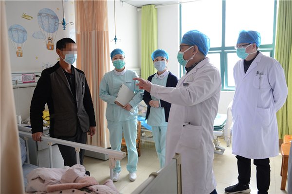 4月8日,PICU主任秦华参与查房,并患者交流.png