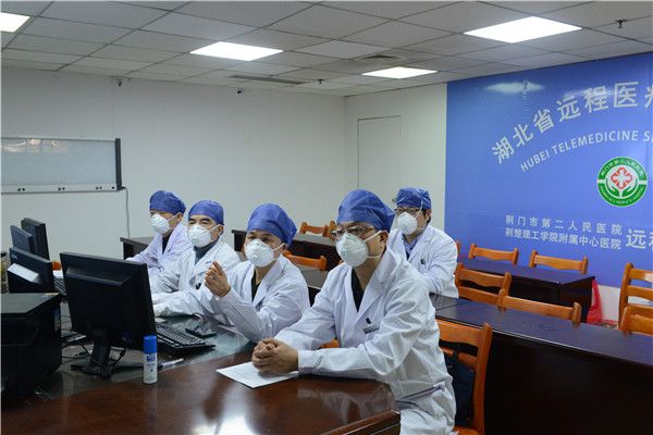 专家组成员对新冠肺炎患者病情进行研判,左二为杨明炜.jpg 专家组成员对新冠肺炎患者病情进行研判,左二为杨明炜.jpg