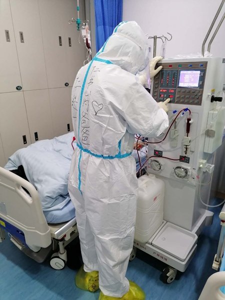 任进一正在为患者进行床边透析_副本.jpg 任进一正在为患者进行床边透析_副本.jpg