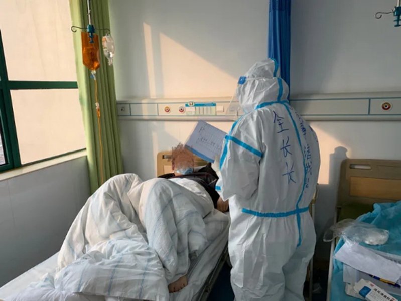 全君洁在病区服务患者_副本.jpg 全君洁在病区服务患者_副本.jpg