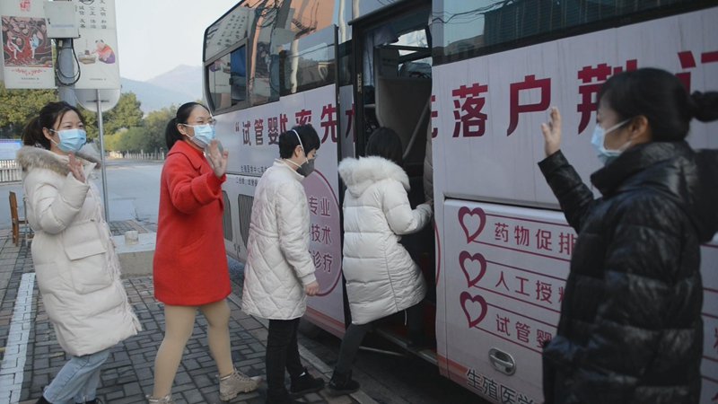 石炎平(左二)与队友出征支援一医_副本.jpg 石炎平(左二)与队友出征支援一医_副本.jpg