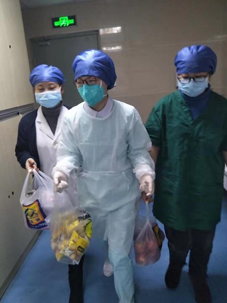金玲护士长给产妇送营养品_副本.jpg 金玲护士长给产妇送营养品_副本.jpg