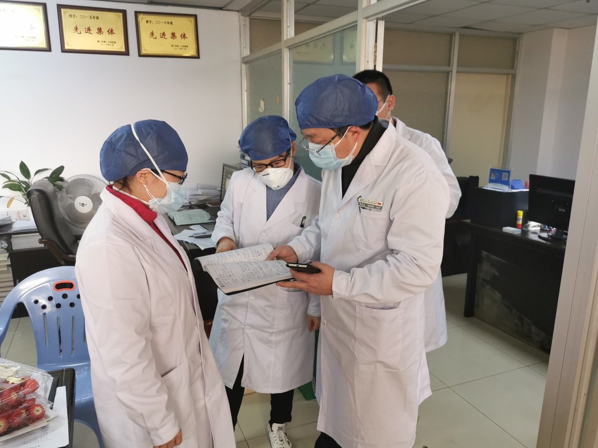 郭圣龙与同事讨论疑似病人数据统计和上报分工情况.jpg 郭圣龙与同事讨论疑似病人数据统计和上报分工情况.jpg