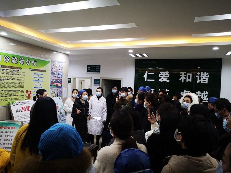 陈静在分院进行院感防控措施及医护人员穿脱防护用品的培训。.jpg 陈静在分院进行院感防控措施及医护人员穿脱防护用品的培训。.jpg