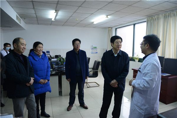 市委常委、纪委书记刘辉(右二)慰问李超_副本.jpg 市委常委、纪委书记刘辉(右二)慰问李超_副本.jpg