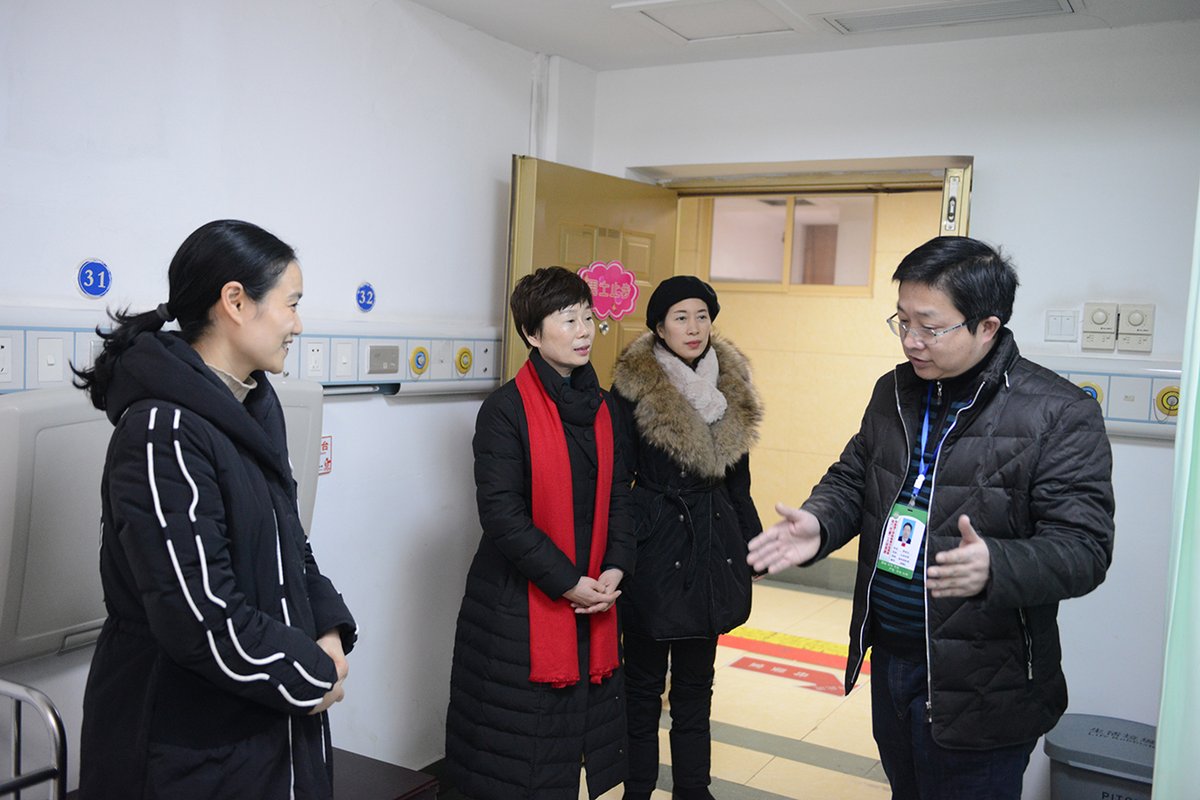荆门二医工会主席郭圣龙(右一)介绍“爱心母婴室”概况.png 荆门二医工会主席郭圣龙(右一)介绍“爱心母婴室”概况.png