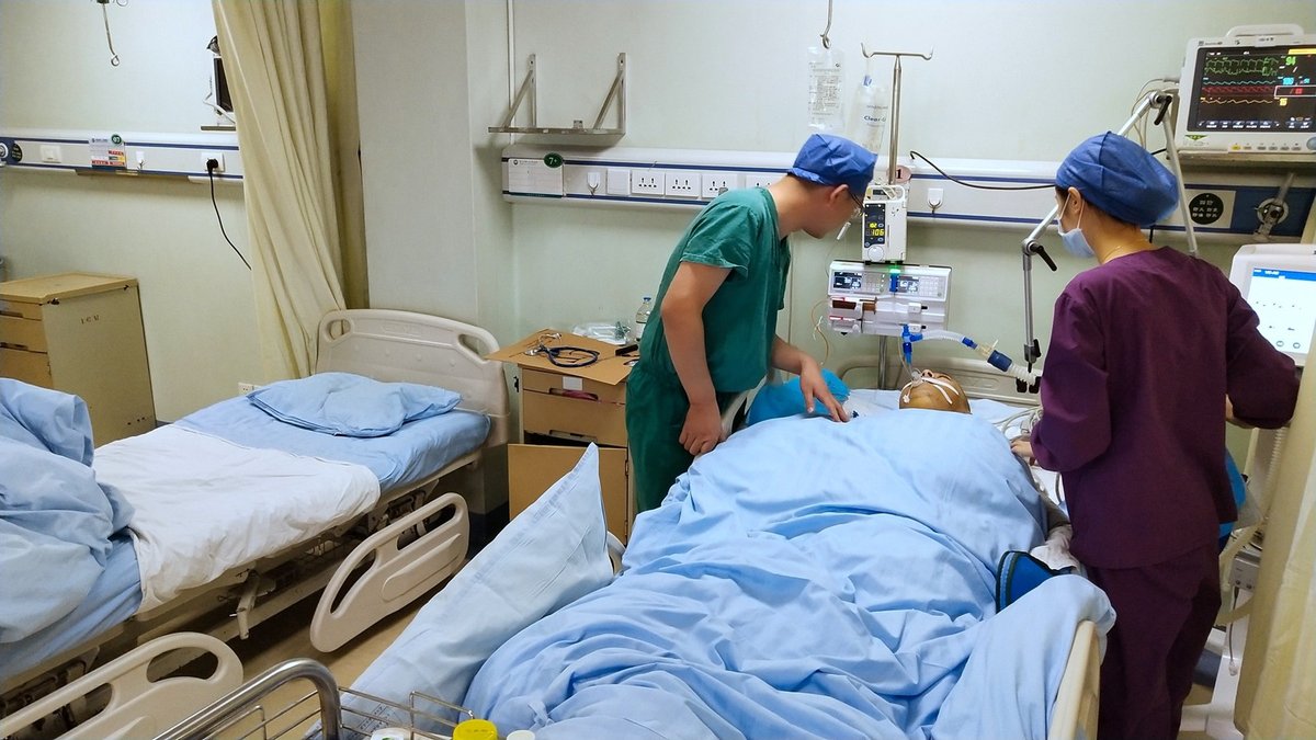 李磊医生“陪床”密切关注患者病情2.jpg 李磊医生“陪床”密切关注患者病情2.jpg