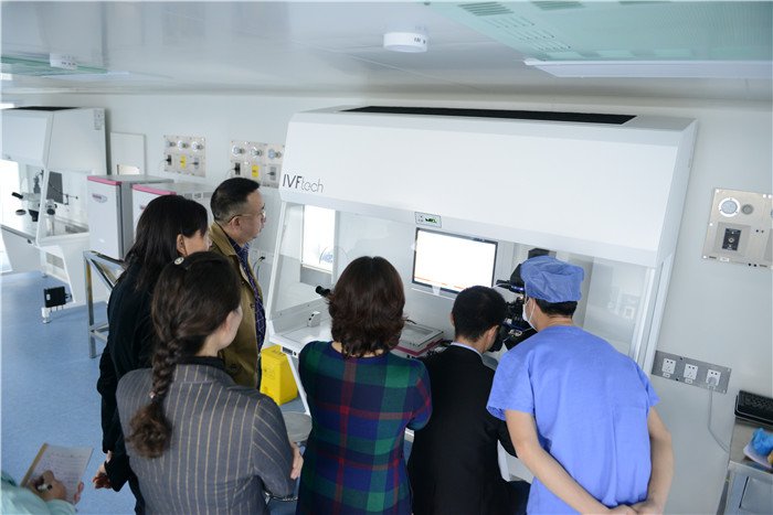 专家深入生殖医学中心查看相关设备.JPG 专家深入生殖医学中心查看相关设备.JPG