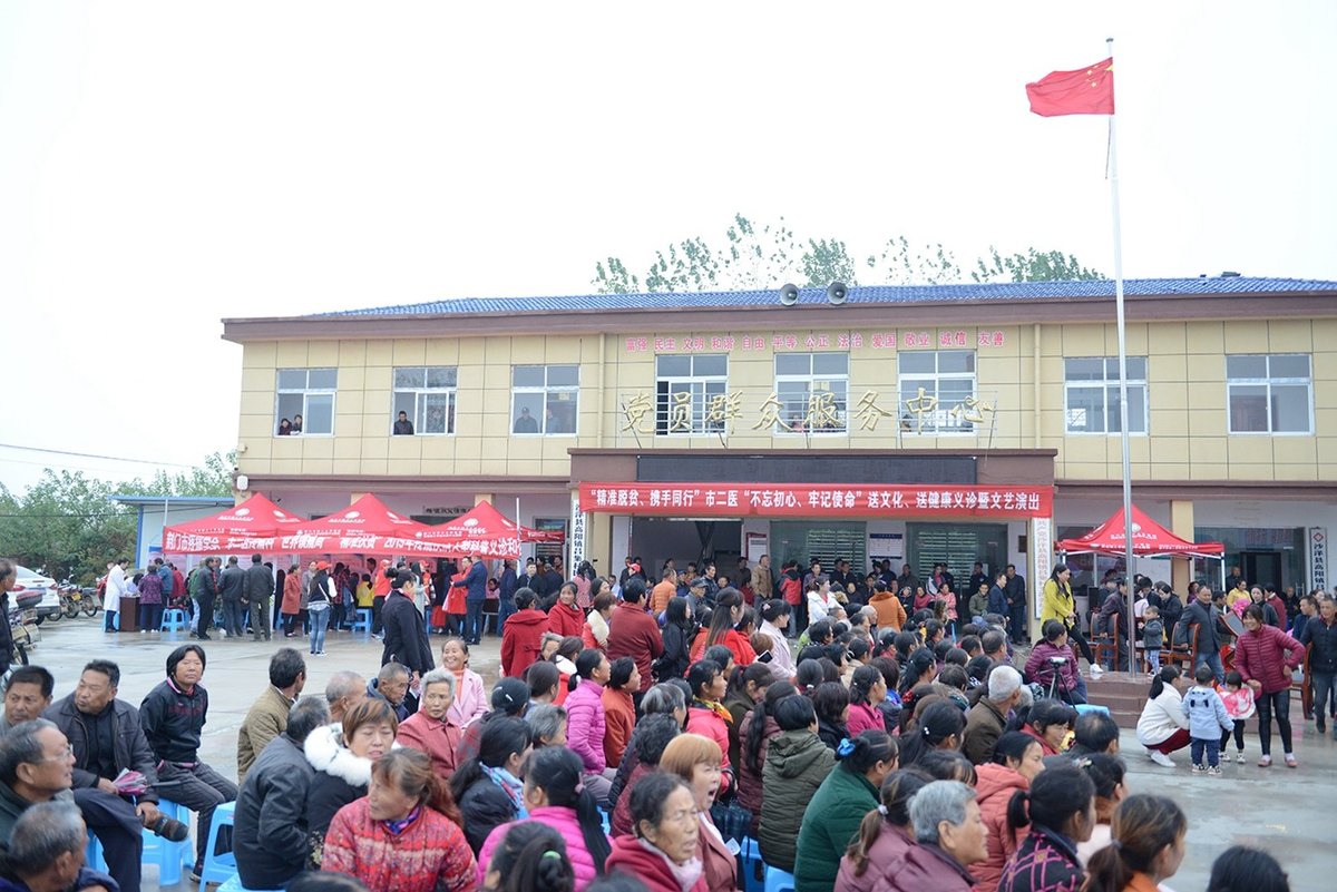 吕集村党员群众中心门前热闹的义诊暨文艺演出现场.JPG 吕集村党员群众中心门前热闹的义诊暨文艺演出现场.JPG