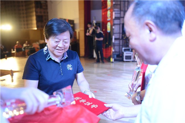 李志珍为获奖医生颁奖.jpg 李志珍为获奖医生颁奖.jpg