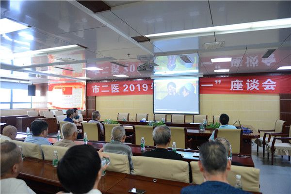 观看战斗英雄张富清同志先进事迹影片.jpg 观看战斗英雄张富清同志先进事迹影片.jpg