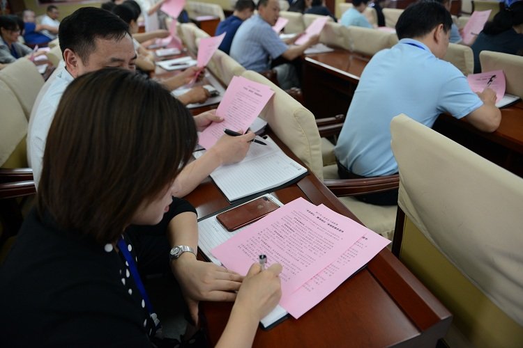 6.17家庭助廉承诺签订.JPG 6.17家庭助廉承诺签订.JPG