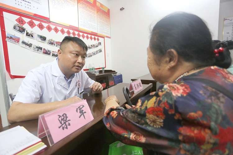 现场咨询.JPG 现场咨询.JPG