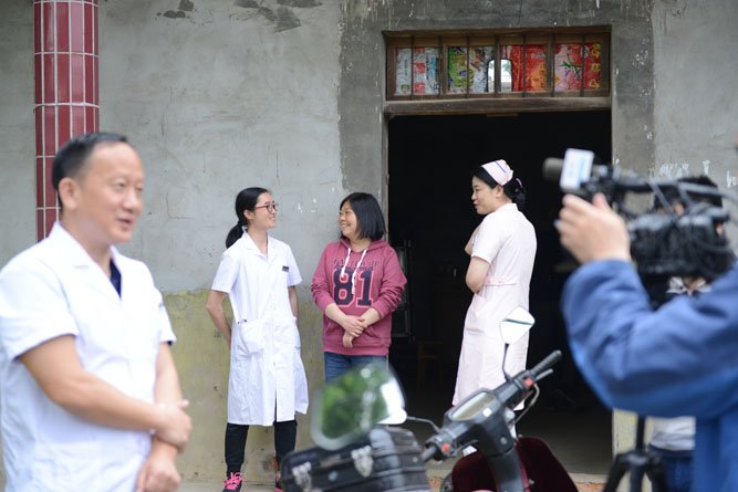拉家常,聊病情,医患一家亲.jpg 拉家常,聊病情,医患一家亲.jpg