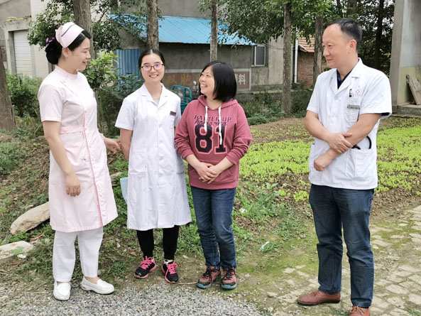 梅振华(右一)、黄华(左二)、护士长熊巍(左一)和患者拉起了家常.jpg 梅振华(右一)、黄华(左二)、护士长熊巍(左一)和患者拉起了家常.jpg
