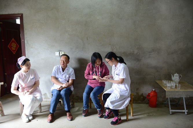 主治医师黄华察看了解患者身体状况.jpg 主治医师黄华察看了解患者身体状况.jpg