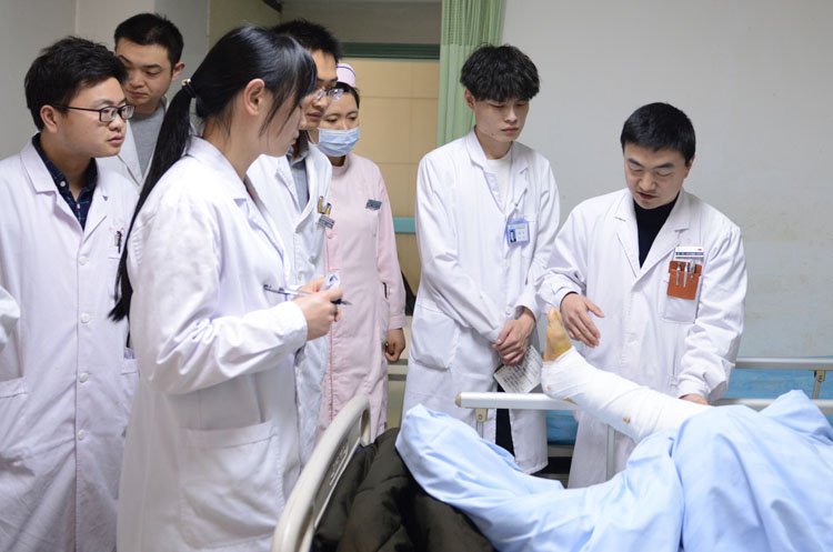 黄平主任带教查房.JPG 黄平主任带教查房.JPG