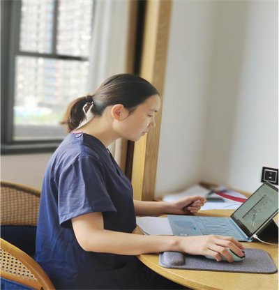 防护服下的“战友”