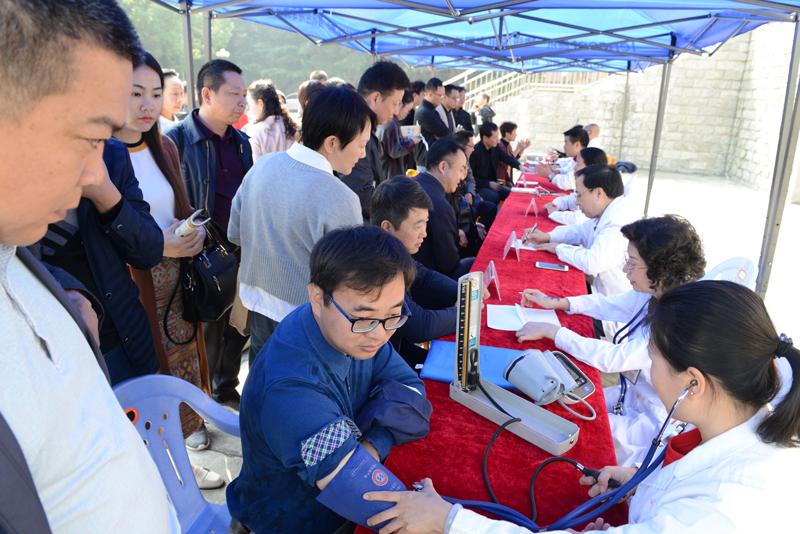 健康咨询现场.jpg 健康咨询现场.jpg