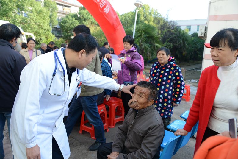 肿瘤专家杨士勇现场为病人诊治.JPG 肿瘤专家杨士勇现场为病人诊治.JPG