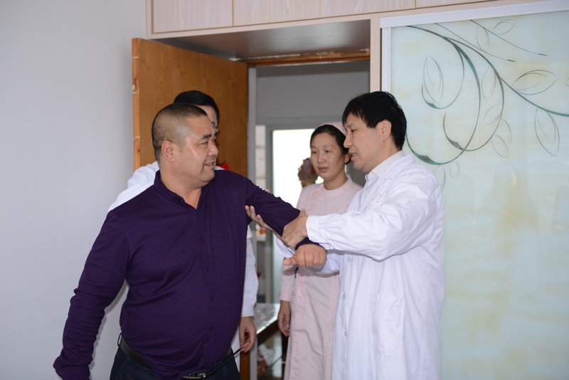 主任施能兵检查李先生左臂术后功能恢复情况.JPG 主任施能兵检查李先生左臂术后功能恢复情况.JPG