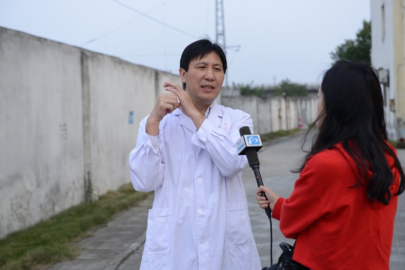 主任施能兵接受记者采访.JPG 主任施能兵接受记者采访.JPG