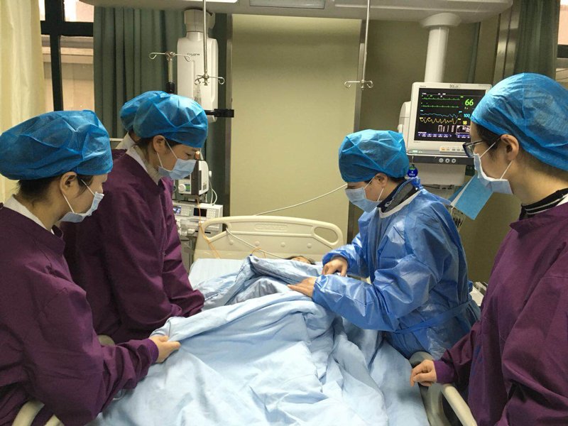 术后医生为病人检查伤口.jpg 术后医生为病人检查伤口.jpg