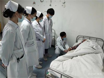 精神科男丁格尔以爱守护“心”