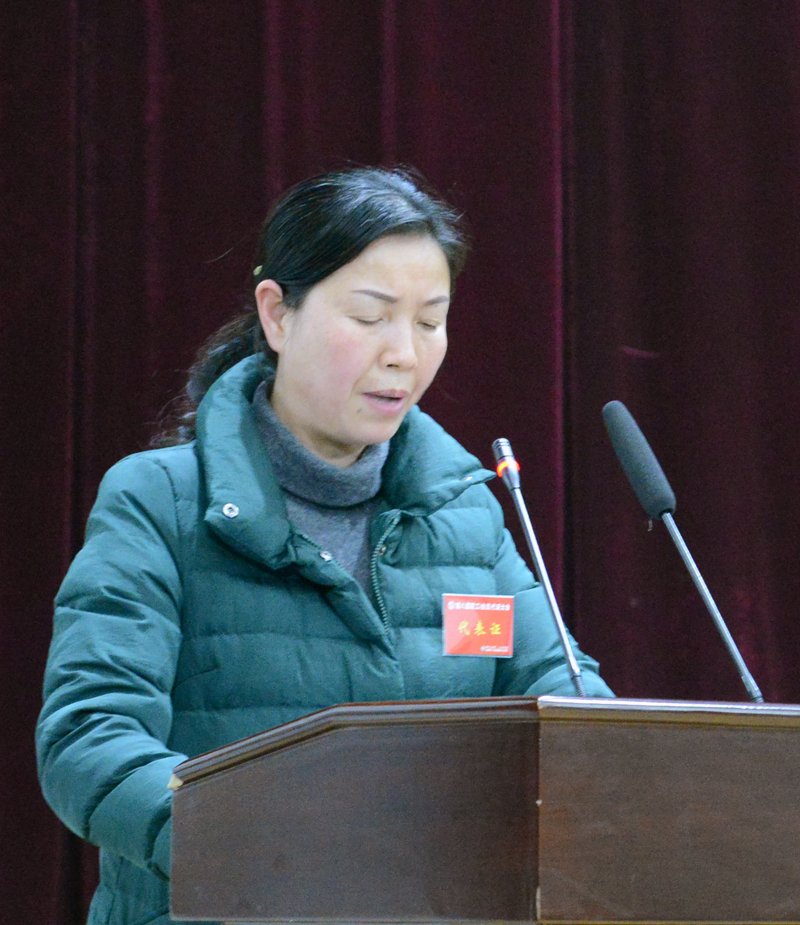 副院长王开秀宣读“两会”决议.jpg 副院长王开秀宣读“两会”决议.jpg