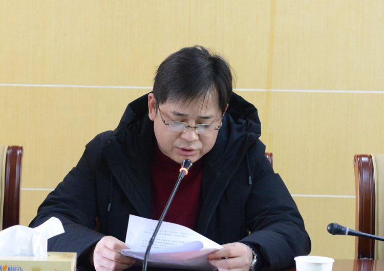 院长郑小艳主持会议.jpg 院长郑小艳主持会议.jpg