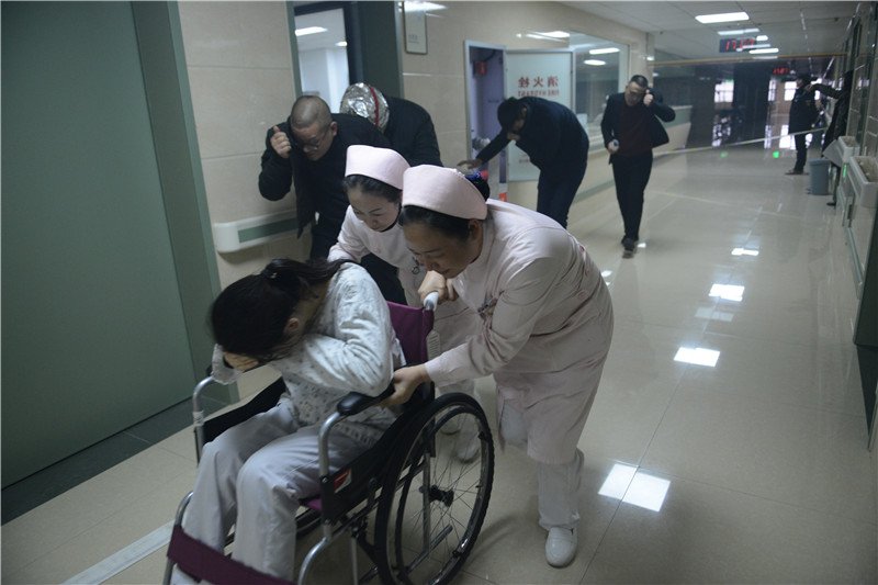 疏散转移病人.jpg 疏散转移病人.jpg