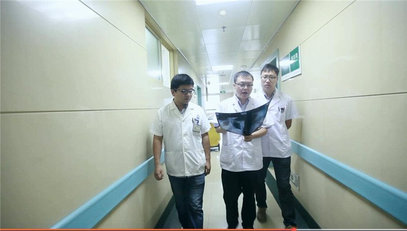 市二医介入科主任李威(中)与同事讨论病情.jpg 市二医介入科主任李威(中)与同事讨论病情.jpg